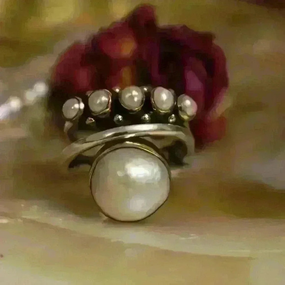 Vintage-Inspired Pearl Statement Ring - Picture 2 of 4